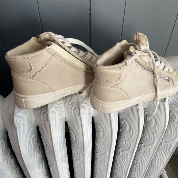 Universal Threads Cream High-Top Sneakers size 6. Zippers for easy slip on - Picture 2 of 6